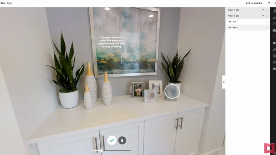 Demostración del desenfoque de información sensible en un recorrido Matterport.